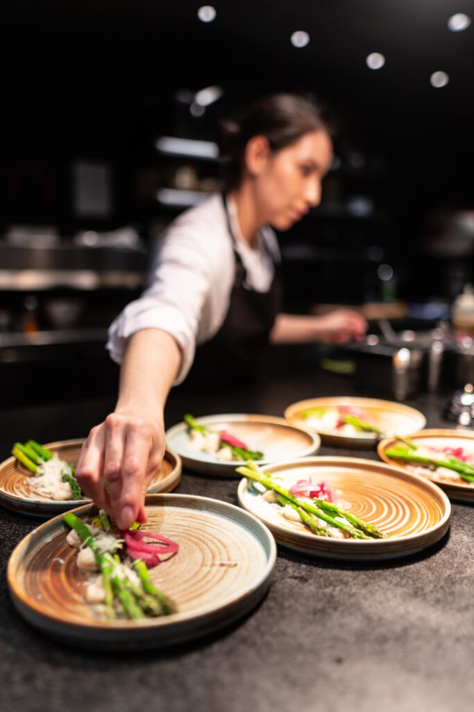 chef maakt borden op in keuken